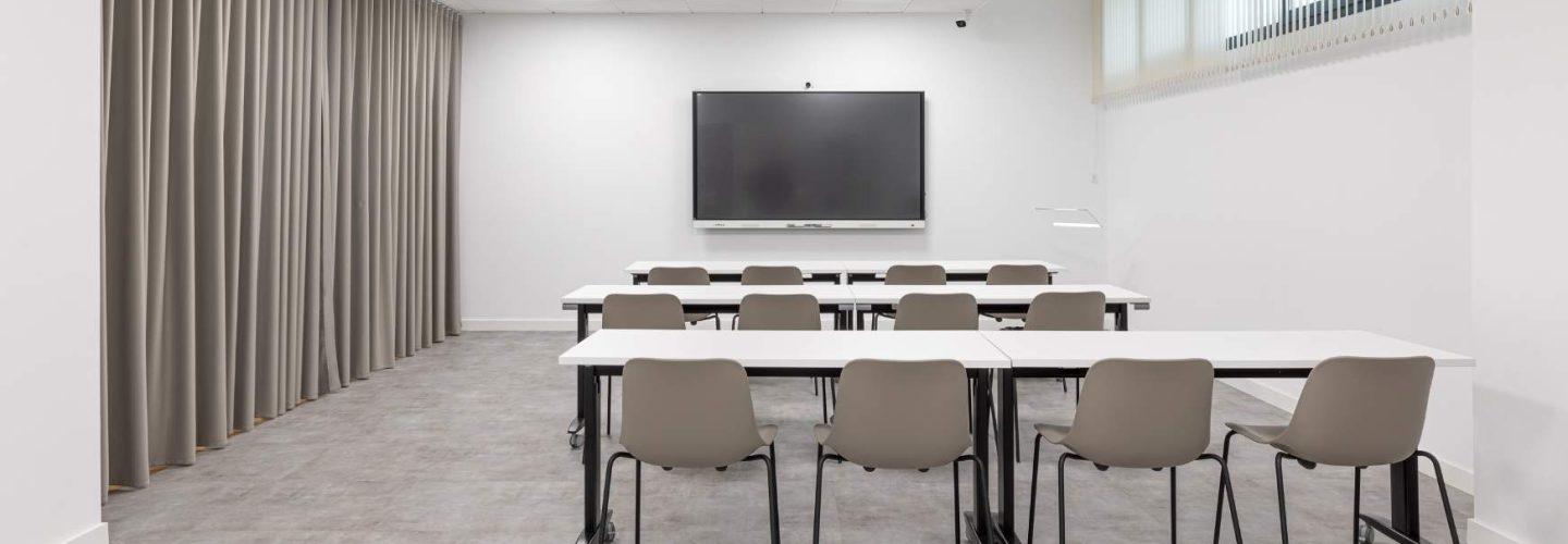 Sala de formación en oficina con tabique móvil