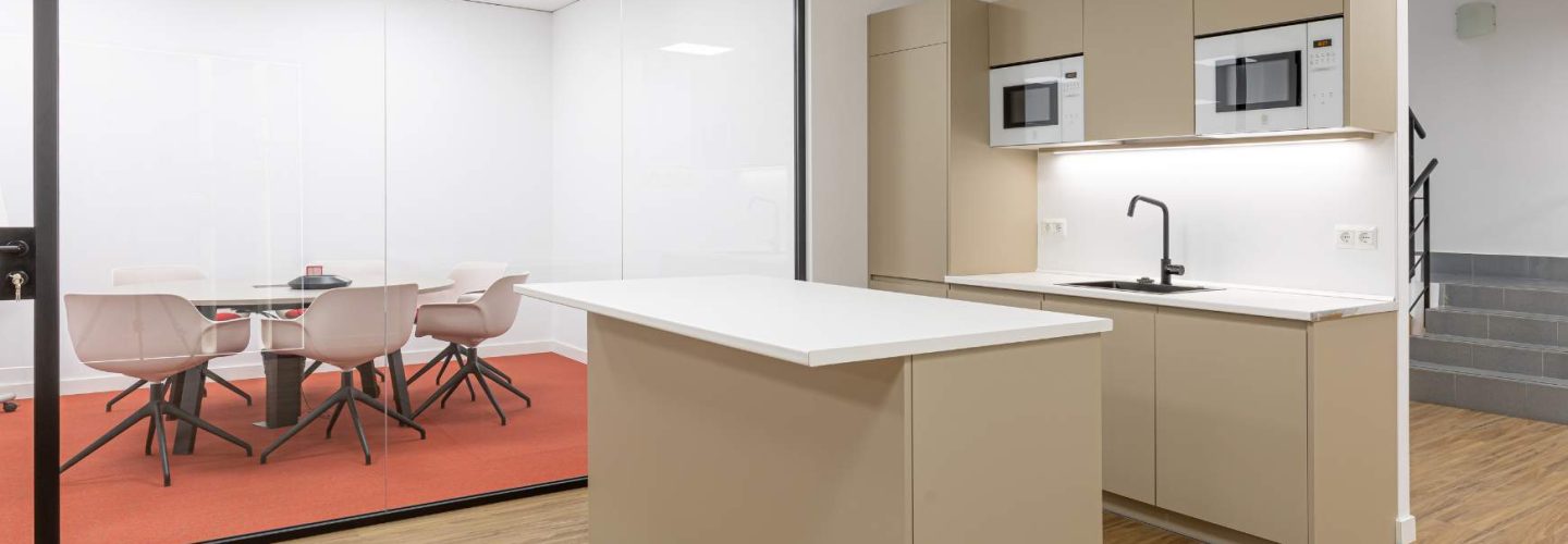 Espacio de office y cantina dentro de oficina renovada en Madrid