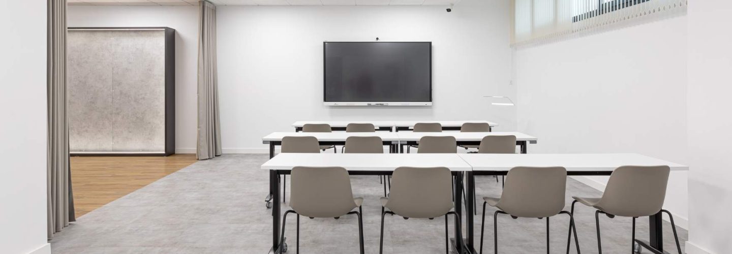 Espacio de formación de personal en espacio de trabajo en Madrid con compartimentación móvil
