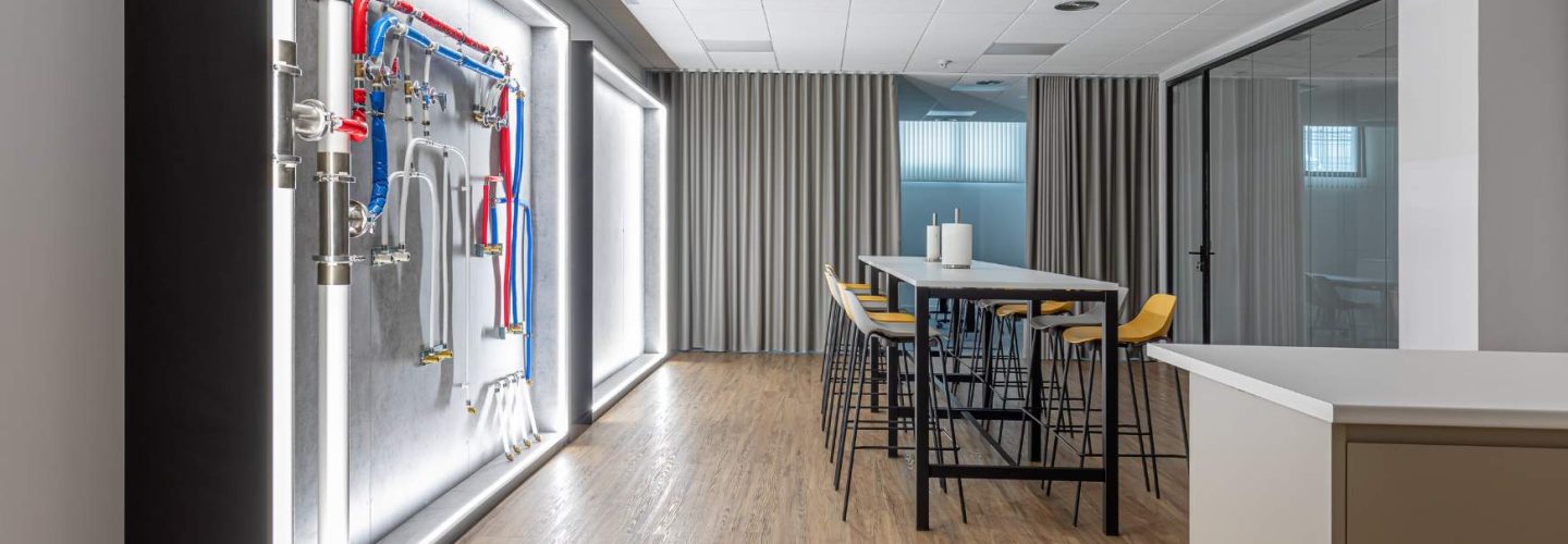 Zona de descanso y office en oficina nueva en Madrid
