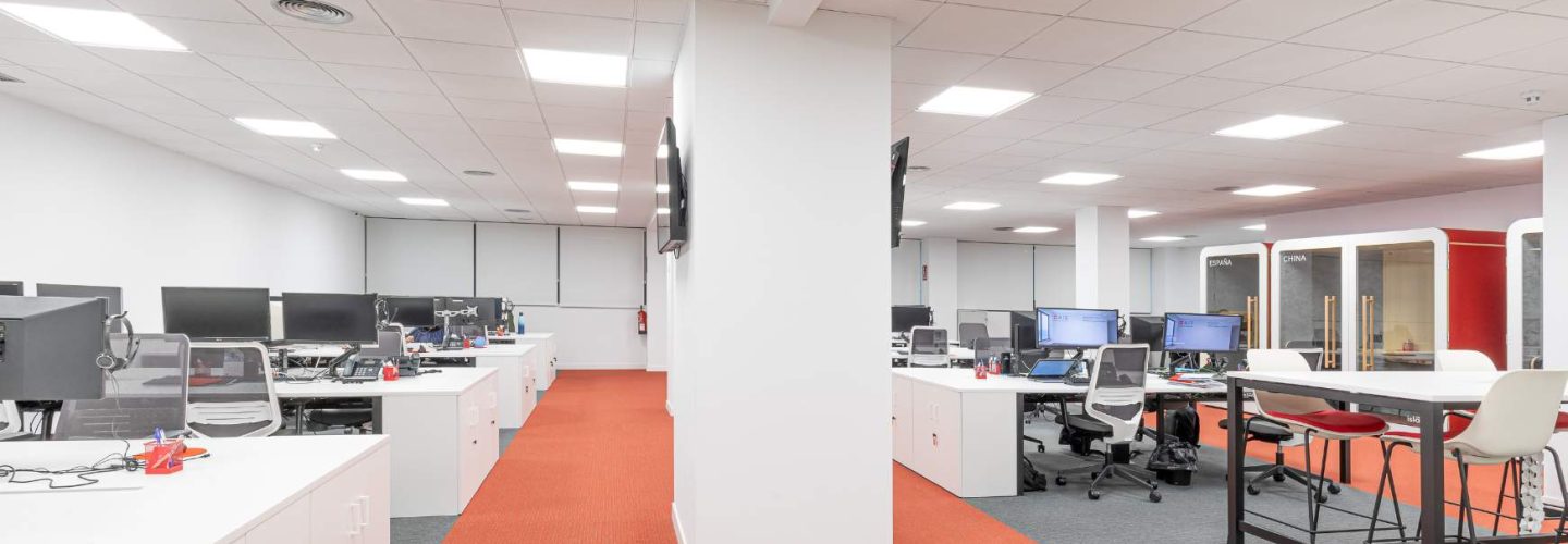 Zona de trabajo open space en oficina en Madrid