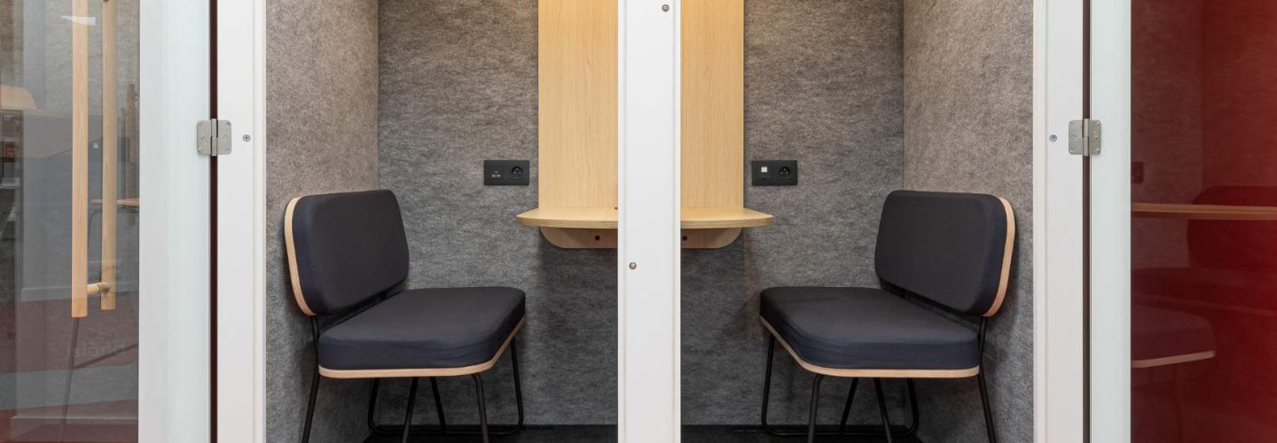 Phonebooth dentro de oficina para trabajo personal en espacio de trabajo en Madrid con tratamiento acústico