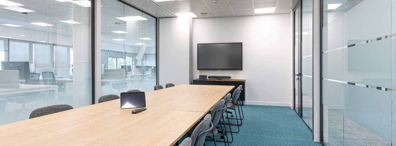 Sala de reuniones con tabique móvil para oficina flexible