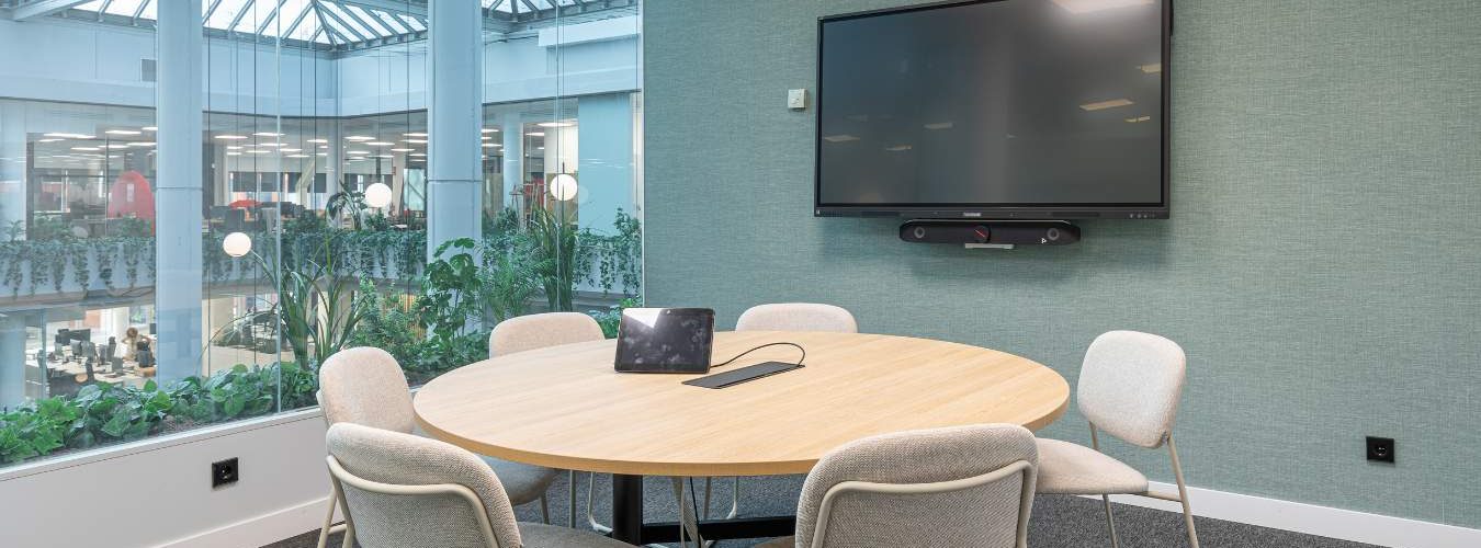 Sala de reuniones con equipamiento de oficina en Madrid