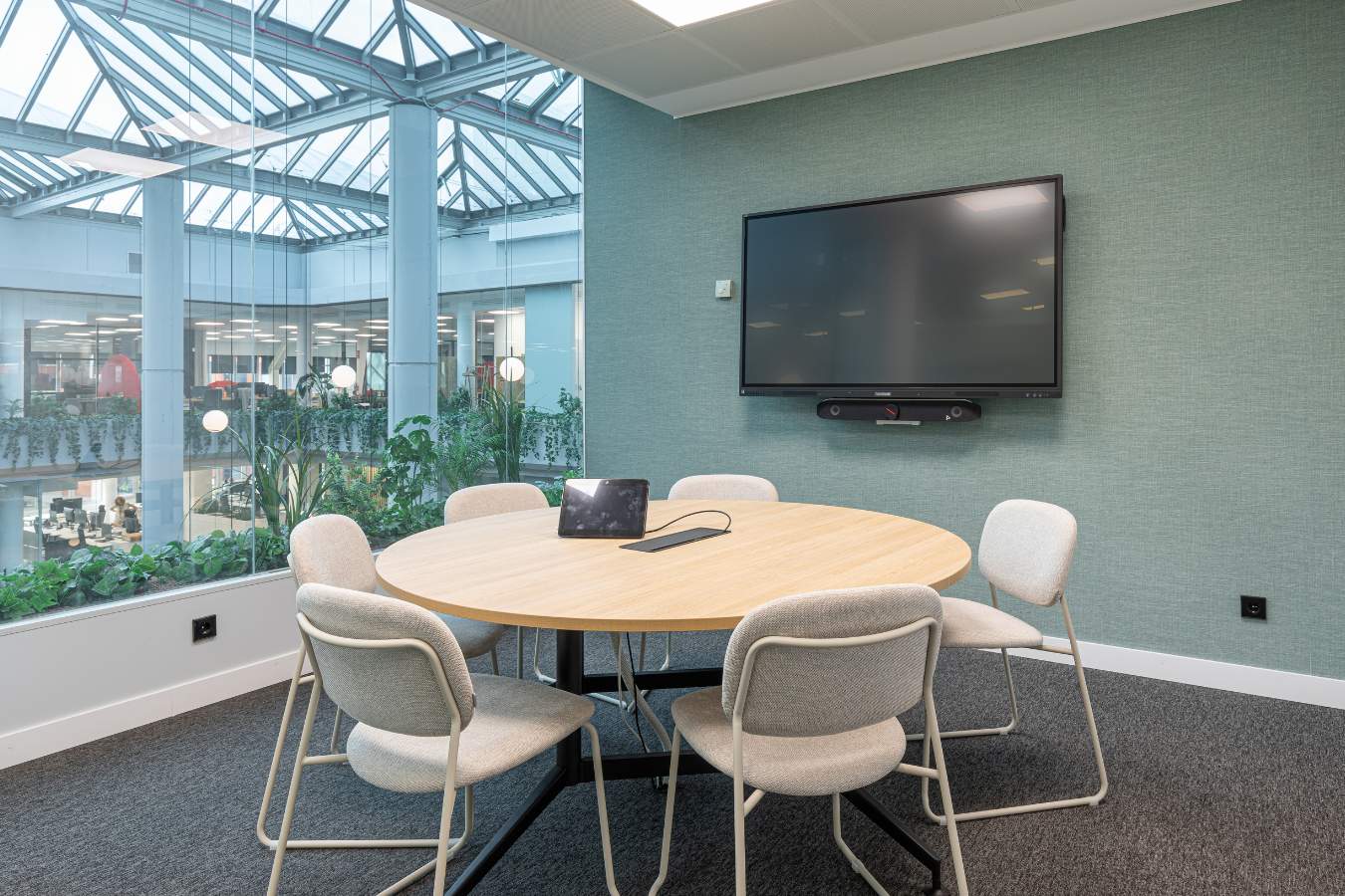 Sala de reuniones con equipamiento de oficina en Madrid