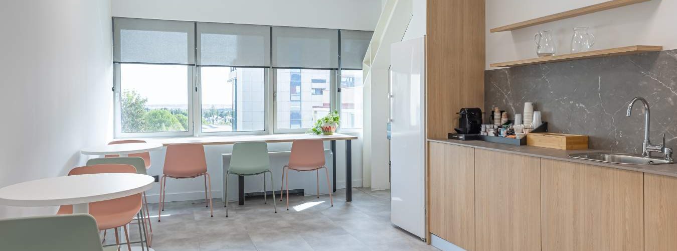 Office de oficina en Madrid con mobiliario a medida fabricado en taller de carpintería