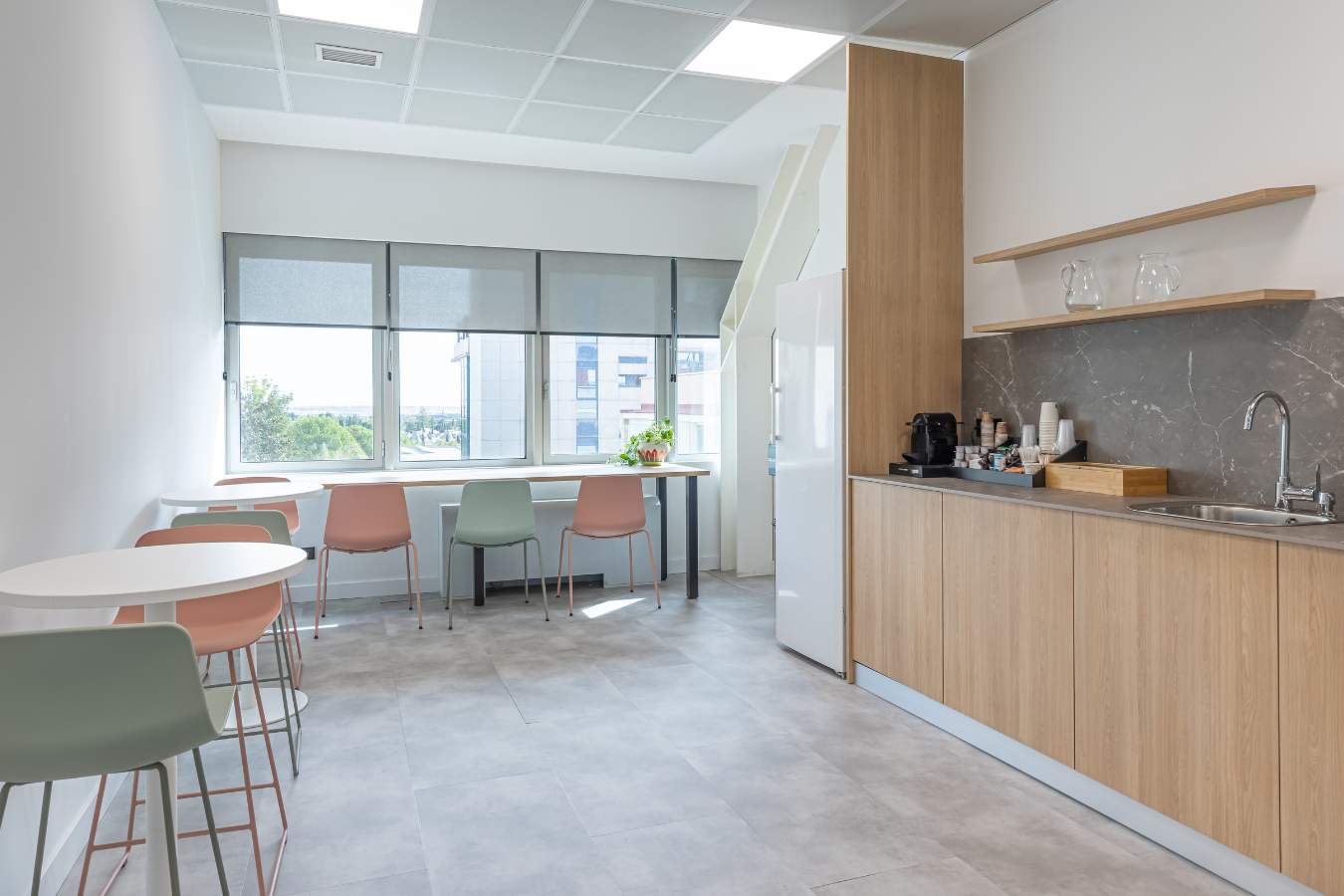 Office de oficina en Madrid con mobiliario a medida fabricado en taller de carpintería