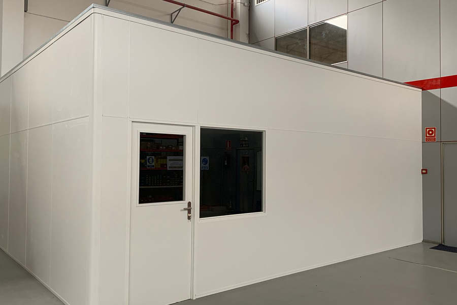 Detalle de puertas y ventanas adaptadas e instaladas por Solida Equipamiento Integral