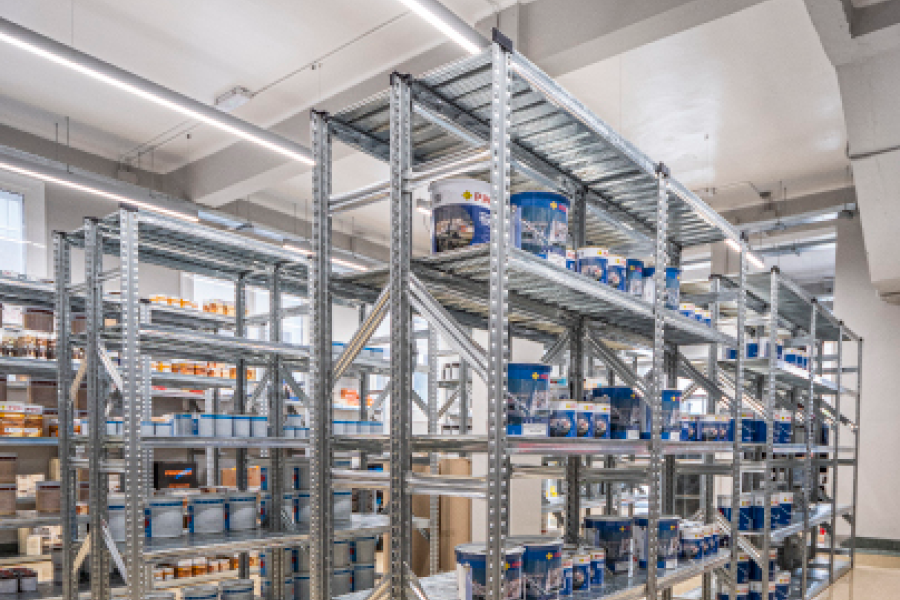 estanterías modulares y regulables en local