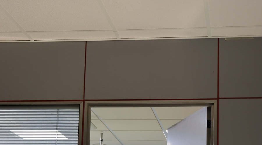 Detalle de continuación de falso techo instalado por Solida Equipamiento Integral