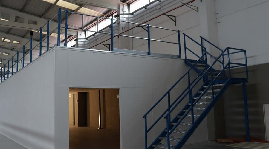 Estructura, barandilla y escalera instaladas por Solida Equipamiento Integral