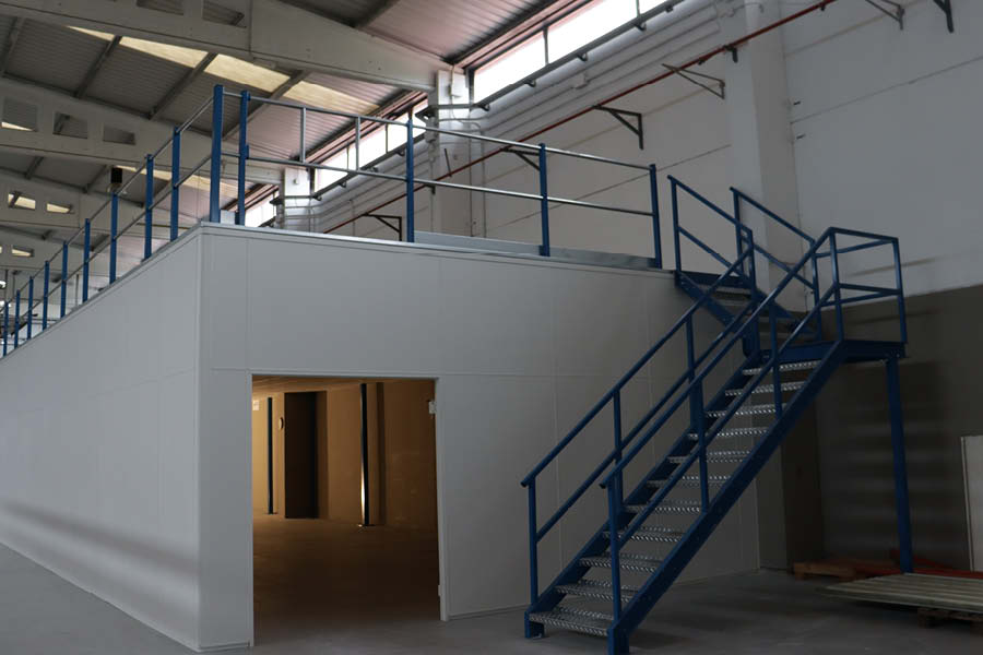 Estructura, barandilla y escalera instaladas por Solida Equipamiento Integral