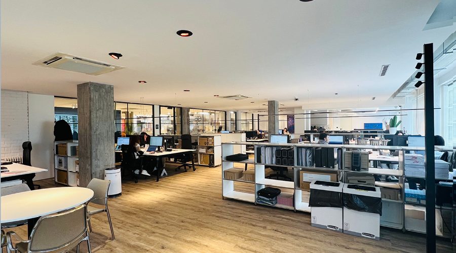 zona de trabajo con puestos flexibles en oficina de A Coruña