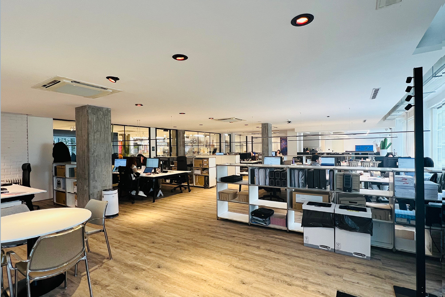 zona de trabajo con puestos flexibles en oficina de A Coruña