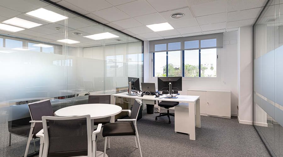 equipamiento y mobiliario para espacio de trabajo