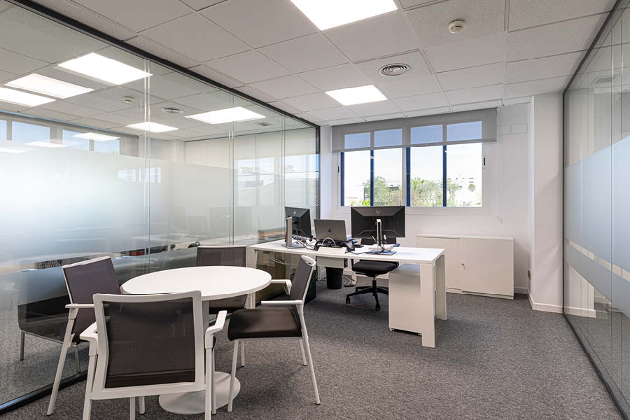 equipamiento y mobiliario para espacio de trabajo