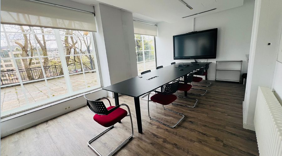 sala de reuniones con equipamiento