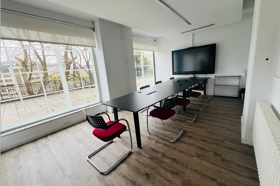 sala de reuniones con equipamiento