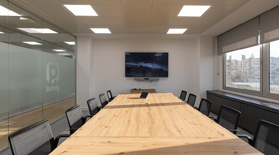 sala de reuniones en oficina reformada