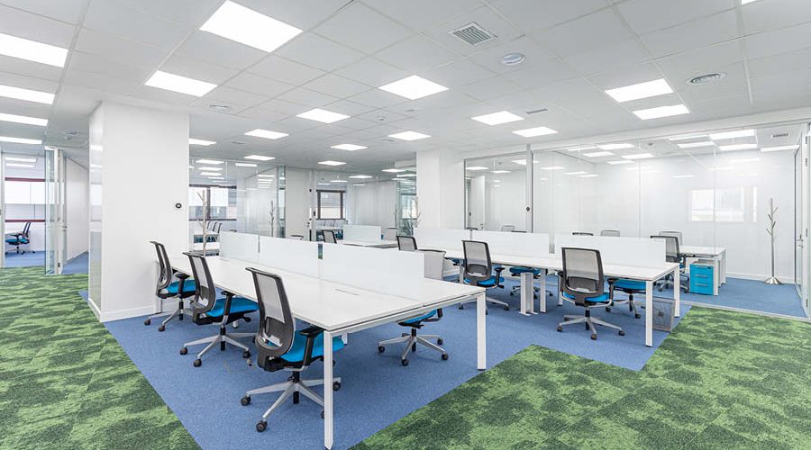zona de oficina abierta y colaborativa en coworking hdde