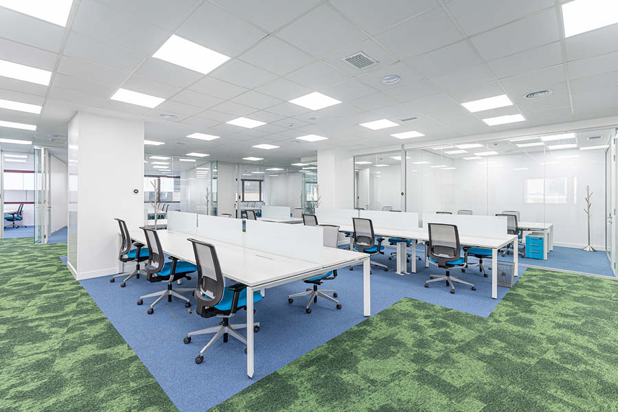 zona de oficina abierta y colaborativa en coworking hdde