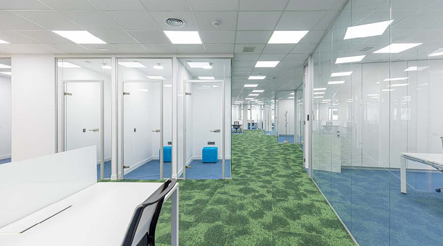 phonebooths en oficina moderna con mamparas acristaladas