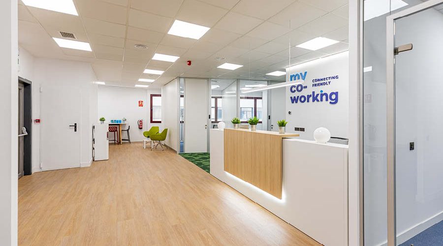 mostrador recepción coworking actualizado y luminoso