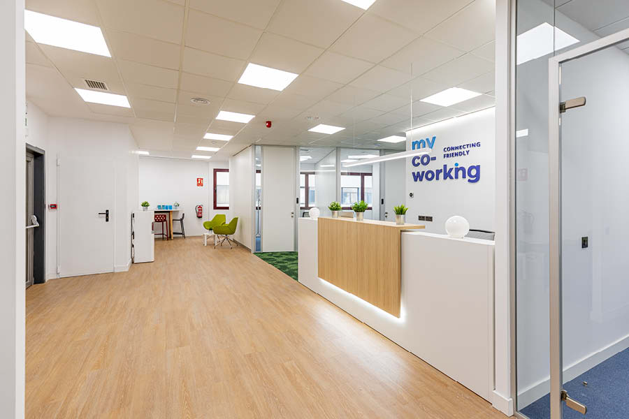 mostrador recepción coworking actualizado y luminoso