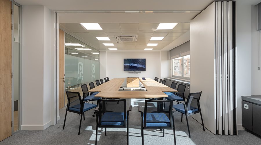sala de reuniones con equipamiento