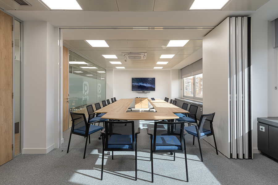sala de reuniones con equipamiento