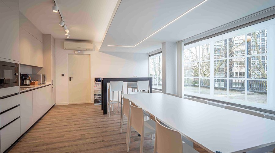 office con mobiliario equipamiento e iluminación en reforma de oficina