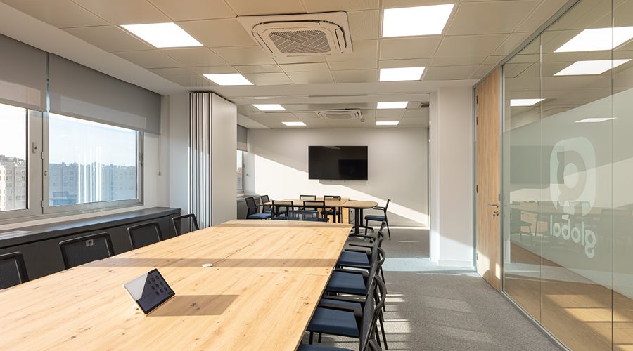 sala de reuniones en oficina reformada