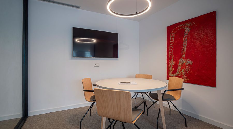 sala de reuniones con equipamiento y luminaria en reforma de oficina