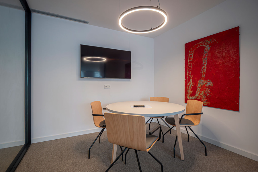 sala de reuniones con equipamiento y luminaria en reforma de oficina