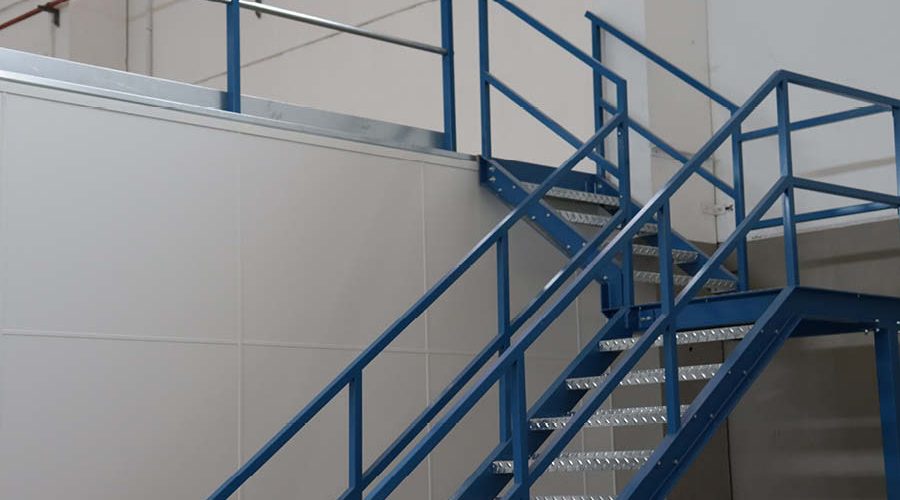 Detalle de escalera instalada por Solida Equipamiento Integral