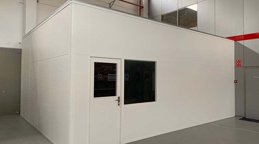 Estructura anexa con puerta y ventana adaptas e instaladas por Solida Equipamiento Integral