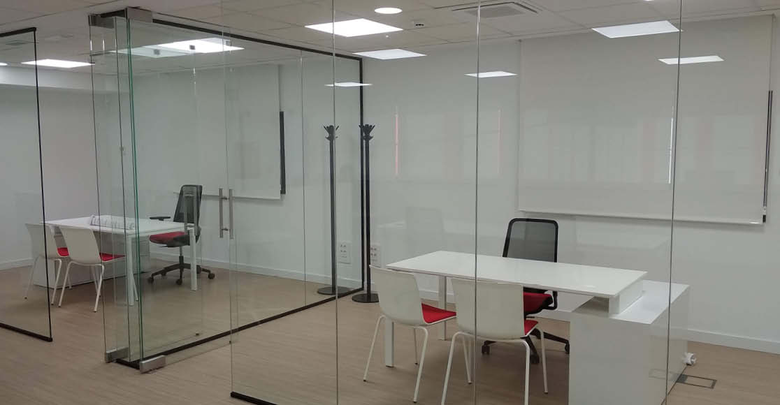Compartimentación y equipamiento en oficina industrial
