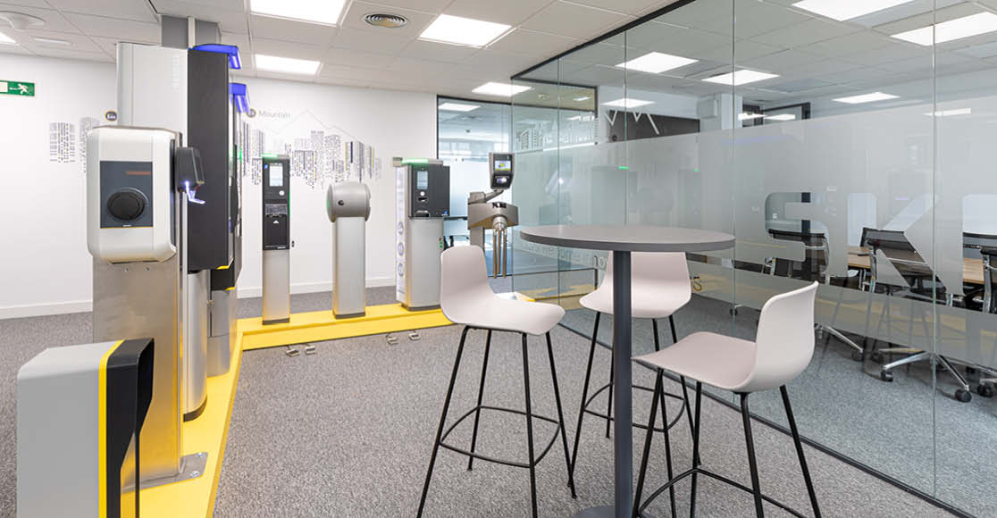 Diseño, obra y equipamiento en oficina en Madrid.