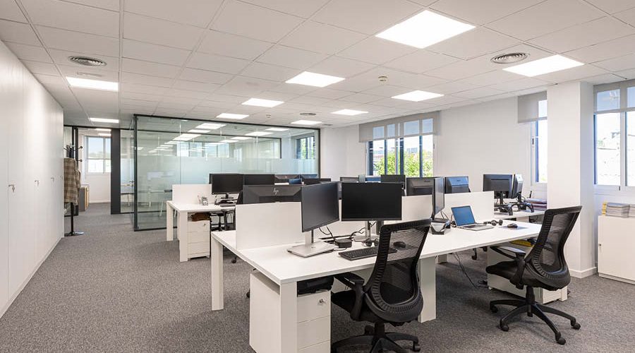 reforma de oficina con equipamiento tecnológico