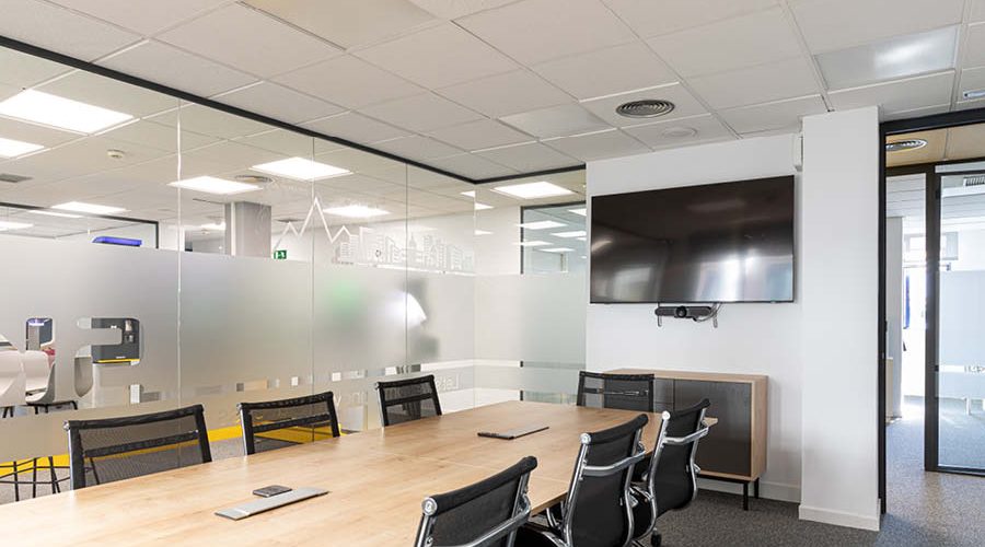 equipamiento tecnológico en workspace