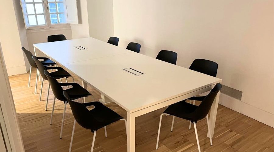 Sala de reuniones equipada con mobiliario práctico y funcional