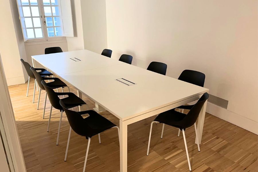 Sala de reuniones equipada con mobiliario práctico y funcional