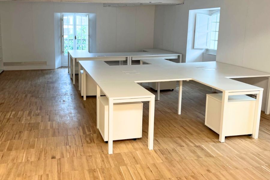 Mesas y puestos operativos para oficina en A Coruña