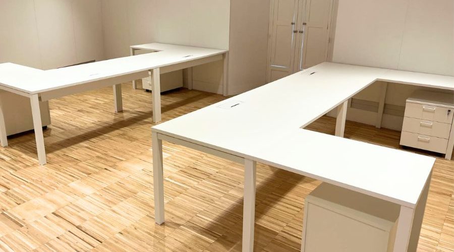 Puestos operativos en color blanco y madera para despacho de oficina en A Coruña