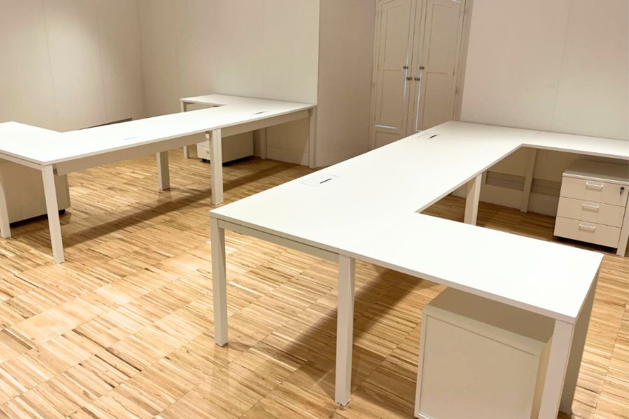 Puestos operativos en color blanco y madera para despacho de oficina en A Coruña