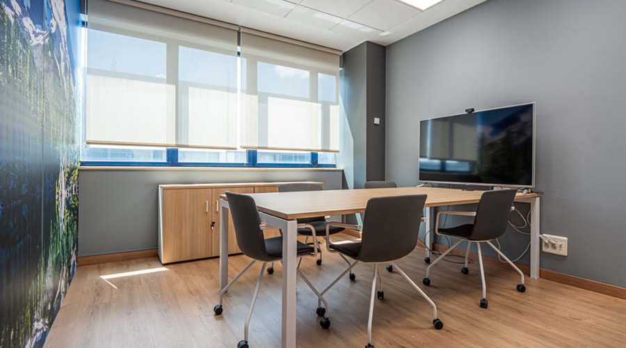 Sala de reuniones con monitor y mobiliario ergonómico