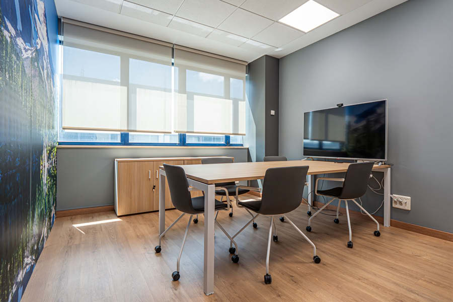 Sala de reuniones con monitor y mobiliario ergonómico
