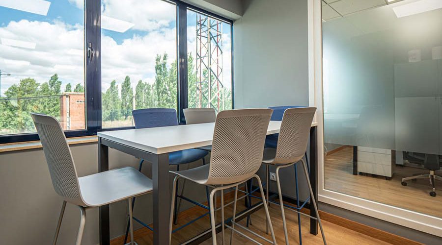 Office y espacio de comedor con carpintería y equipamiento