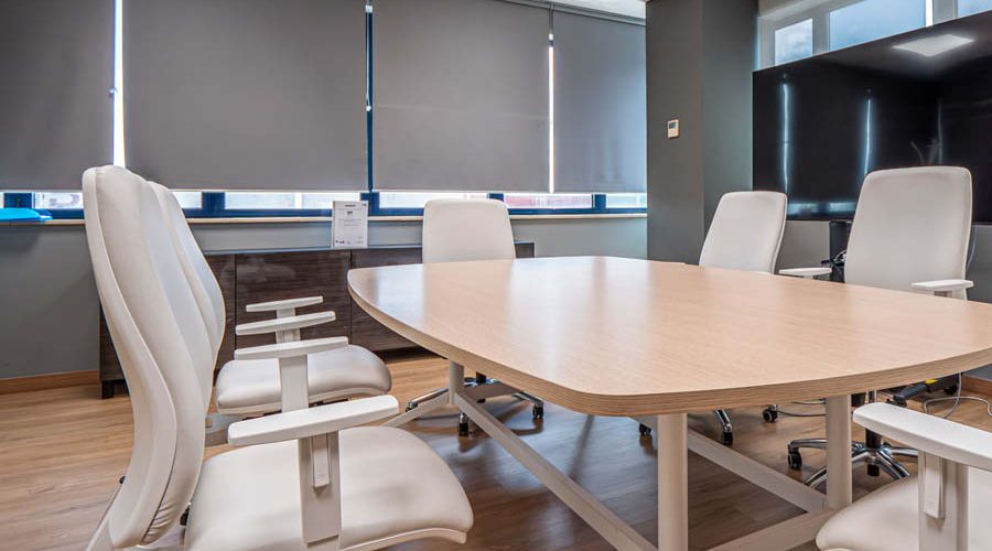 Sillas, mesa y estores en proyecto de mobiliario para oficinas