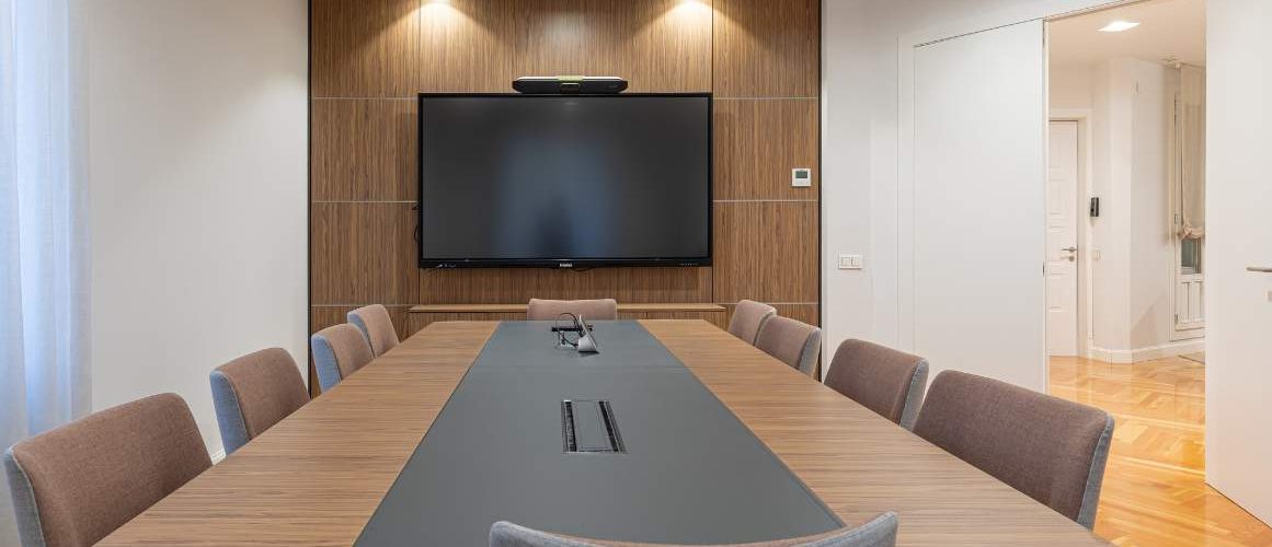 Sala de reuniones equipada en oficina en Madrid